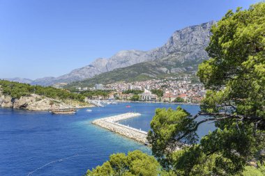 Yaz günü Makarska tatil beldesinin liman manzarası.