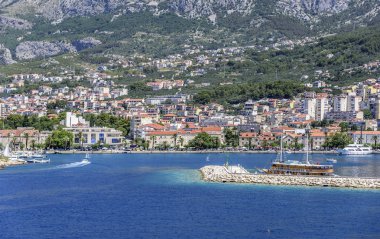 Yaz günü Makarska tatil beldesinin liman manzarası.