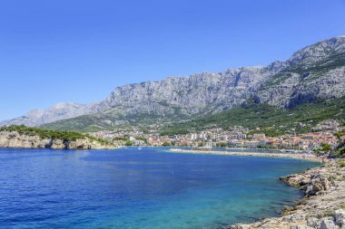 Yaz günü Makarska tatil beldesinin liman manzarası.