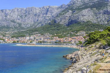 Yaz günü Makarska tatil beldesinin liman manzarası.