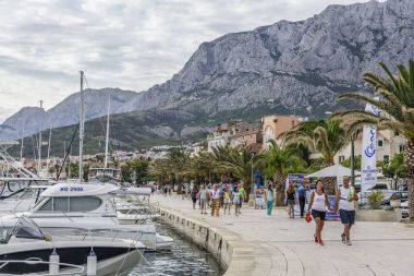 Bir yaz günü Makarska tatil beldesinde toprak seti.