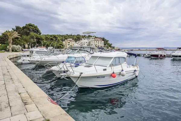 Aanlegsteiger in de badplaats Makarska op een zomerdag. — Stockfoto