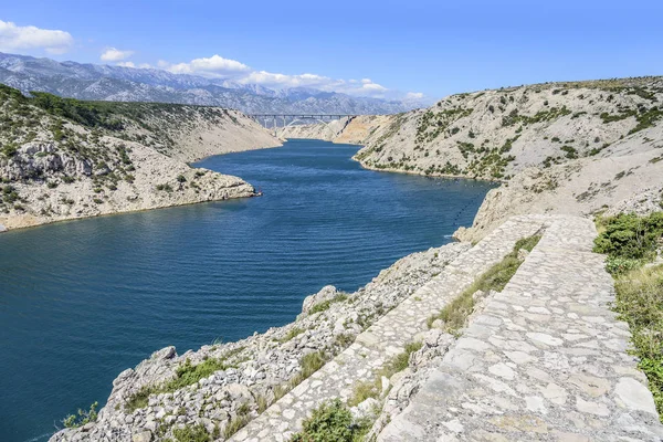 Dağ manzarası ile beton bir köprüden diğer tarafa koy. — Stok fotoğraf