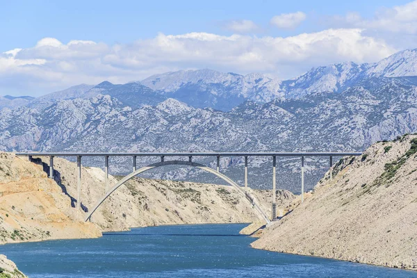 Paisagem de montanha com uma ponte de concreto através da baía . — Fotografia de Stock