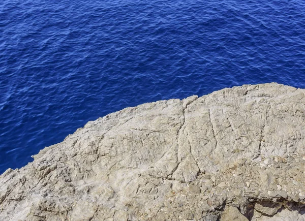 Cornisa de piedra sobre el mar . — Foto de Stock