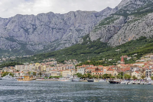 Yaz günü Makarska tatil beldesinin liman manzarası.