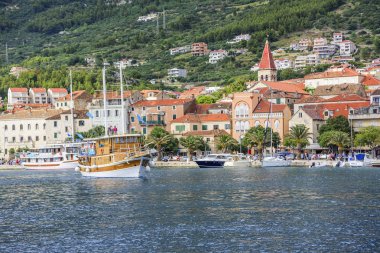 Yaz günü Makarska tatil beldesinin liman manzarası.
