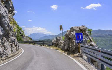 Byss yakınındaki rocky dağlarında bir asfalt yol.