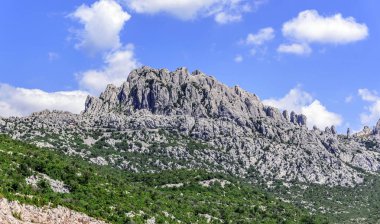 Yaz aylarında yüksek güzel kayalıklarla.