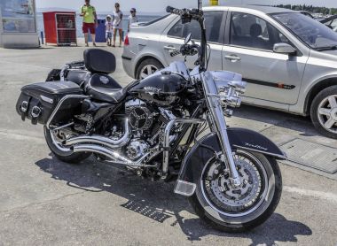 Motosiklet Harley Davidson şehirde Park.