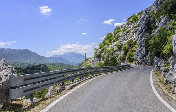Byss yakınındaki rocky dağlarında bir asfalt yol.