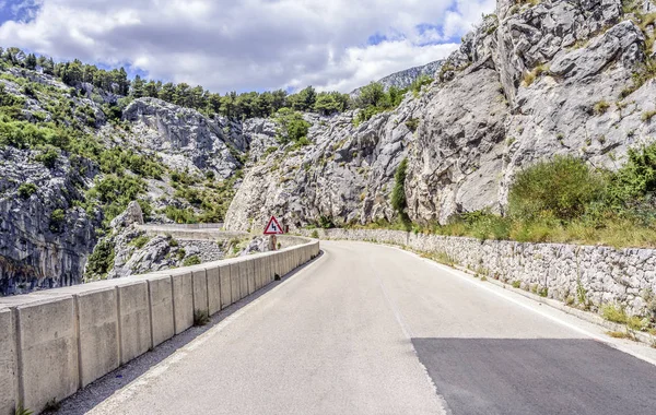 Byss yakınındaki rocky dağlarında bir asfalt yol.