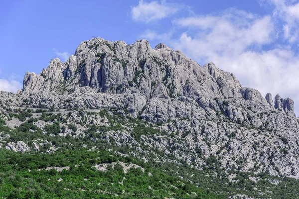 Yaz aylarında yüksek güzel kayalıklarla.