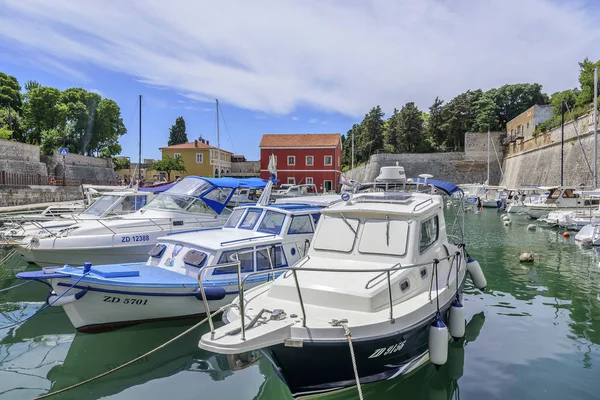 Лодки на пирсе в курортном городе Задар, Хорватия . — стоковое фото