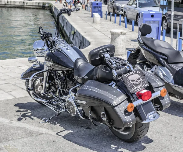 Motocicleta Harley Davidson estacionado na cidade . — Fotografia de Stock