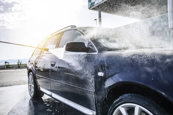 Lavado de alta presión del coche al aire libre . — Foto de Stock