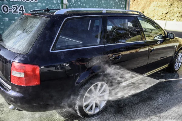 Lavado de alta presión del coche al aire libre . — Foto de Stock