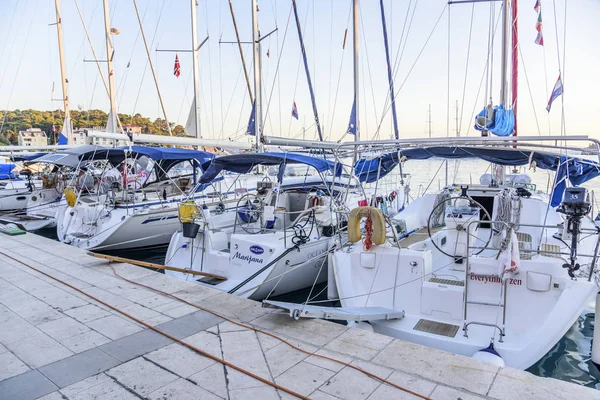 Embankment dans la station balnéaire de Makarska un jour d'été. — Photo