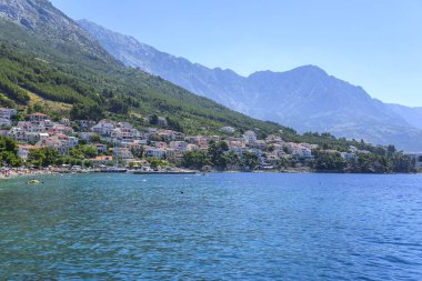 Hırvatistan Brela resort kasaba kıyılarına şeridinin görünüm.