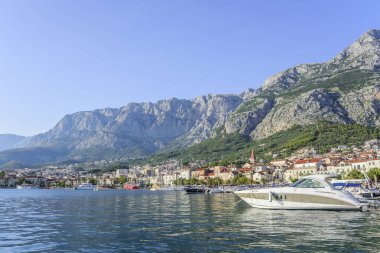 Yaz günü Makarska tatil beldesinin liman manzarası.