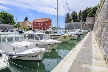 Zevk tekneler ve balıkçı tekneleri iskeleye Fosa Bay spa town Zadar Hırvatistan'ın.