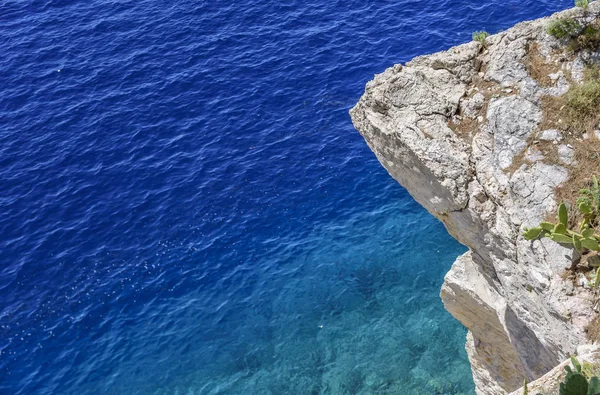 Borda de pedra acima do mar . — Fotografia de Stock