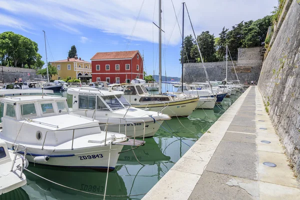 Zevk tekneler ve balıkçı tekneleri iskeleye Fosa Bay spa town Zadar Hırvatistan'ın. — Stok fotoğraf