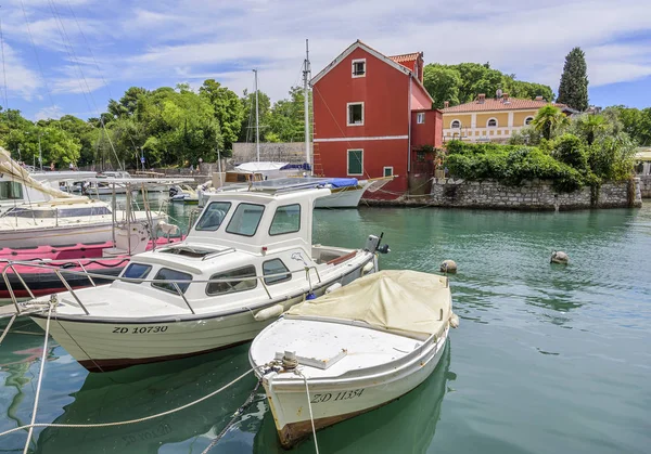 Barcos de recreio e barcos de pesca no cais da Baía de Fosa, na cidade termal de Zadar, na Croácia . — Fotografia de Stock