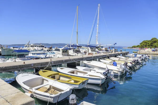 Hırvatistan Brela resort kasaba iskelede Balık tutma ve zevk tekneler. — Stok fotoğraf