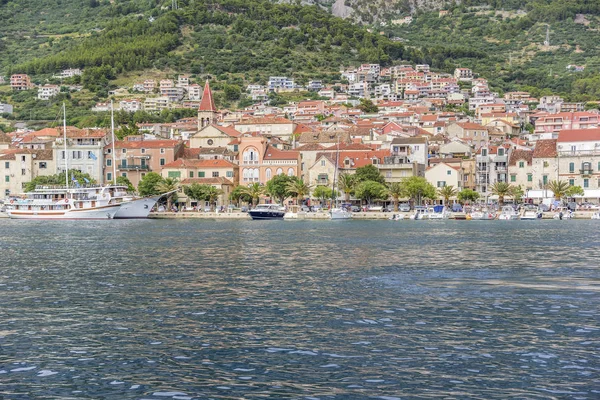 Yaz günü Makarska tatil beldesinin liman manzarası.