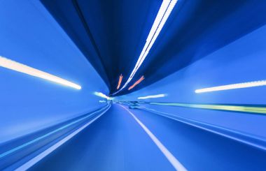 Yolda bir yeraltı tüneli.