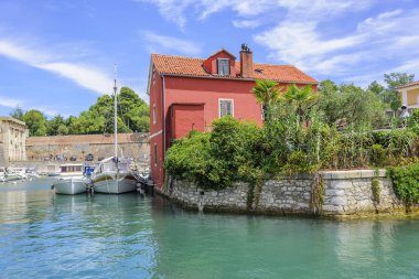Zevk tekneler ve balıkçı tekneleri iskeleye Fosa Bay spa town Zadar Hırvatistan'ın.