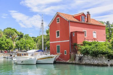 Zevk tekneler ve balıkçı tekneleri iskeleye Fosa Bay spa town Zadar Hırvatistan'ın.