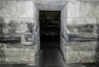 Zindan veya yeraltı mezarlığı terk edilmiş.