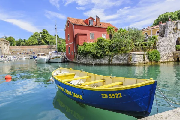 Pleziervaartuigen en vissersboten op de pier in Fosa baai in de spa stad Zadar in Kroatië. — Stockfoto