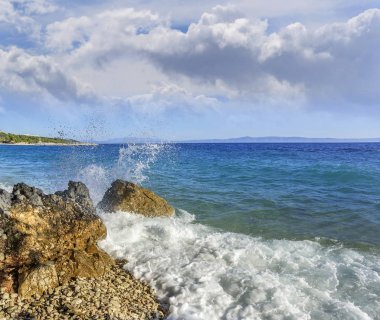 Deniz plaj. Deniz kenarı buzlu karşı çökmesini dalgalar deniz.