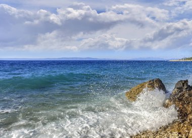 Deniz plaj. Deniz kenarı buzlu karşı çökmesini dalgalar deniz.