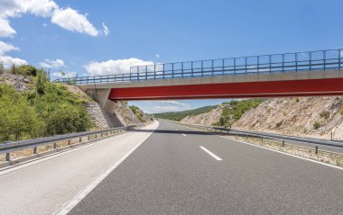 Bir otoyol üzerinde köprü.