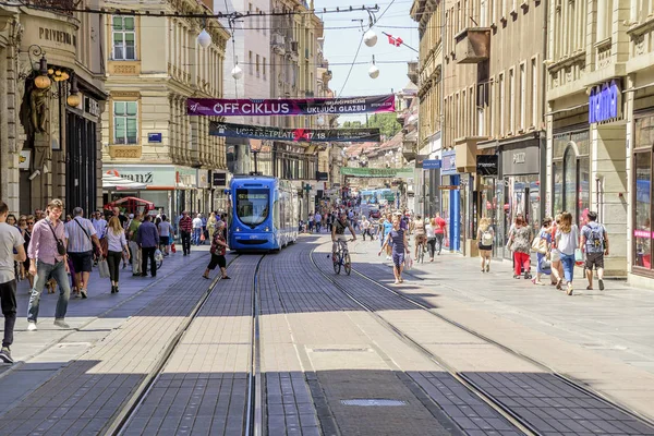 Zágráb utcán, hétköznap napközben a nyáron. Zágráb, Horvátország fővárosa. — Stock Fotó