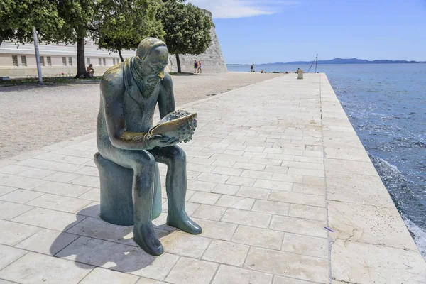 Standbeeld van Spiridon Brusina aan de waterkant van Zadar in Kroatië. — Stockfoto