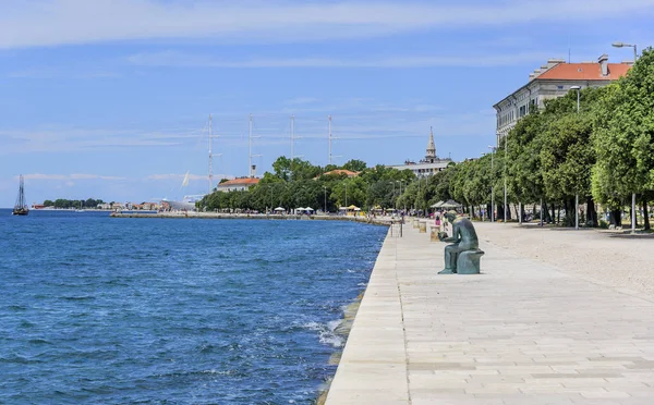 De dijk van de stad Zadar op een zonnige zomerdag. Zadar, een van de populairste steden in Kroatië in het toeristische seizoen. — Stockfoto