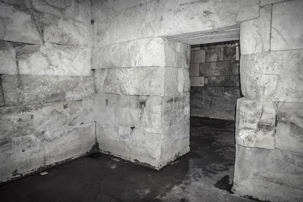 Gamla övergivna fängelsehålor eller katakomberna. — Stockfoto