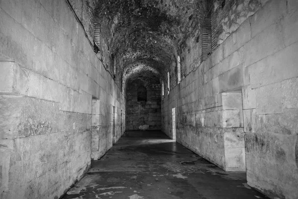 Zindan veya yeraltı mezarlığı terk edilmiş. — Stok fotoğraf