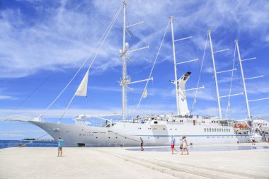 Büyük bir şehir Zadar dolgu üzerinde port yelkenli gemi cruise.