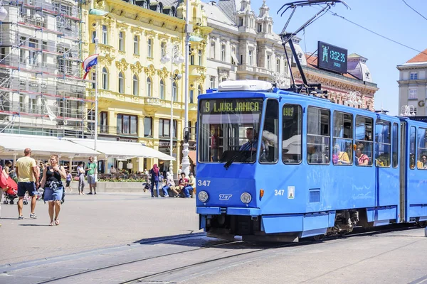 A turisták és a villamosok tilalom Josip Jellasics tér a egy nyári napon Zágrábban. — Stock Fotó