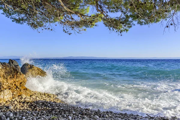 Παραλία της θάλασσας. Κύματα που συντρίβει ενάντια στους βράχους της ακτής. — Φωτογραφία Αρχείου