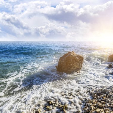 Deniz plaj. Deniz kenarı buzlu karşı çökmesini dalgalar deniz.
