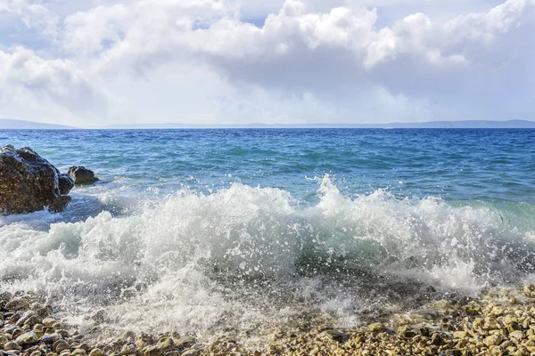 Deniz plaj. Deniz kenarı buzlu karşı çökmesini dalgalar deniz.