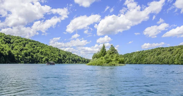 Tourists ride on pleasure boats on Lake Kazyak, in the national park Plitvice Lakes. — Stock Photo, Image