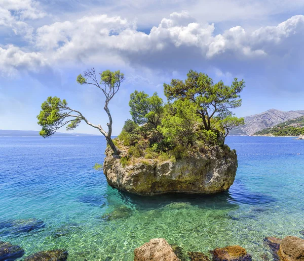 Cennet Adası mavi denizin içinde. Hırvatistan.